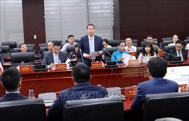 Chairman of Da Nang city's People's Committee Nguyen Manh Hung speaks at the meeting. VNA Photo: Trần Lê Lâm