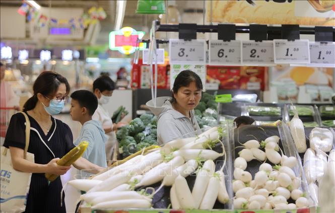 Người tiêu dùng mua sắm tại siêu thị ở Giang Tô, Trung Quốc. Ảnh: THX/TTXVN phát