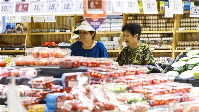 Người tiêu dùng mua sắm tại siêu thị ở Giang Tô, Trung Quốc. Ảnh: THX/TTXVN phát