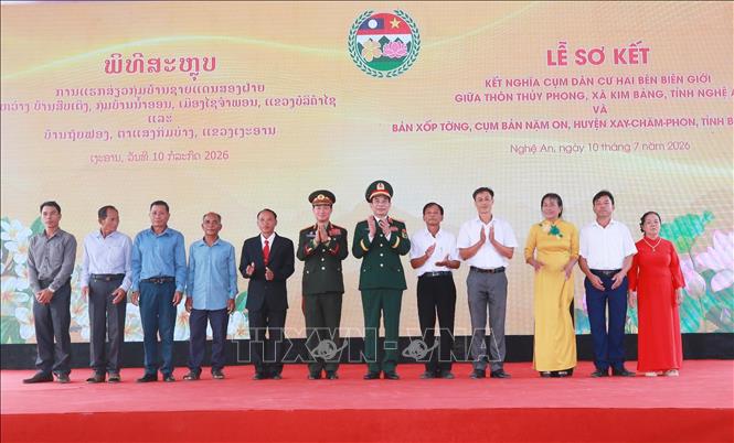 Hai Phó Thủ tướng, Bộ trưởng Bộ Quốc phòng và chính quyền nhân dân xã Kim Bảng, tỉnh Nghệ An. Ảnh: Trọng Đức - TTXVN