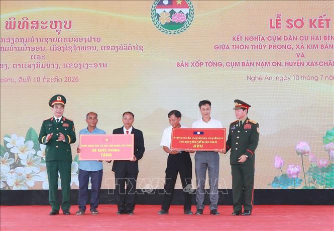 Hai Phó Thủ tướng, Bộ trưởng Bộ Quốc phòng tặng quà nhân dân xã Kim Bảng, tỉnh Nghệ An. Ảnh: Trọng Đức - TTXVN