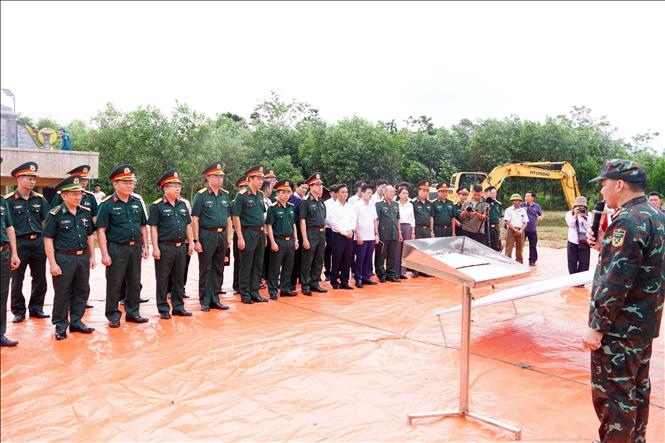 Các đại biểu tham gia khảo sát thực địa, xác định các vị trí nghi có hài cốt tại hiện trường. Ảnh: Tường Vi - TTXVN