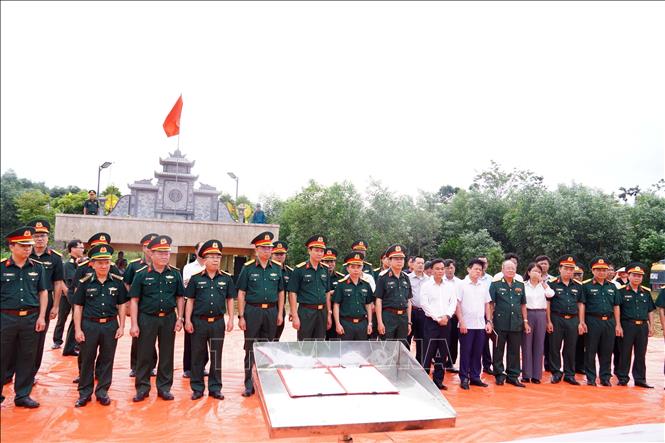 Các đại biểu tham gia khảo sát thực địa, xác định các vị trí nghi có hài cốt tại hiện trường. Ảnh: Tường Vi - TTXVN 