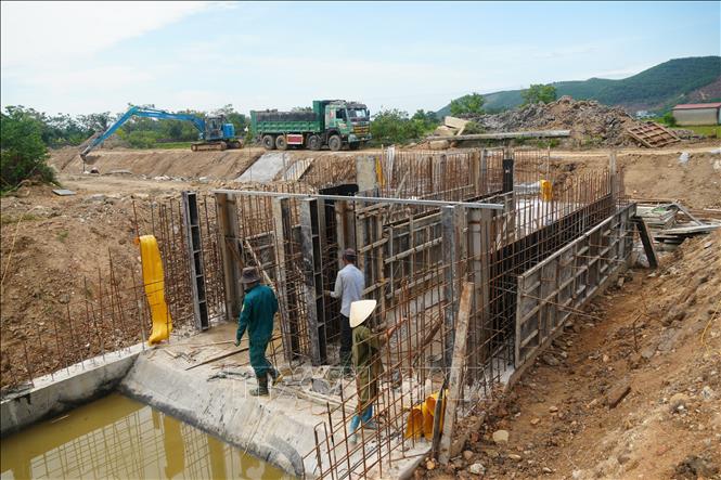 Nhà thầu đang tập trung đẩy nhanh tiến độ, đặc biệt là an toàn trong mùa mưa bão 2026, phấn đấu đến 31/12/2026 hoàn thành thi công toàn bộ công trình thuộc dự án Tăng cường khả năng tiêu thoát lũ vùng Bắc Thanh Hóa. Ảnh: Hoa Mai - TTXVN

