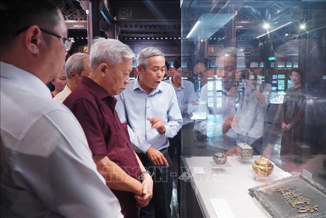 Đại biểu tham quan triển lãm. Ảnh: Nguyên Lý - TTXVN.