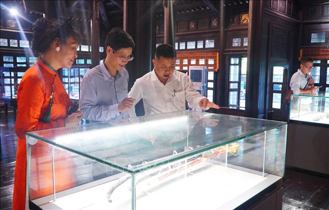 Mỗi cổ vật là một “chứng nhân lịch sử” mang trong mình dấu ấn của một thời kỳ vàng son cùng những giá trị nghệ thuật được kết tinh qua bàn tay tài hoa của các nghệ nhân xưa. Ảnh: Nguyên Lý - TTXVN.                