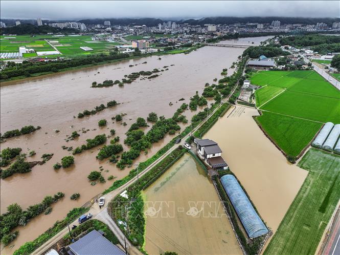 Cảnh ngập lụt sau những trận mưa lớn tại Mungyeong, tỉnh Bắc Gyeongsang, Hàn Quốc, ngày 9/7/2026. Ảnh: Yonhap/TTXVN phát