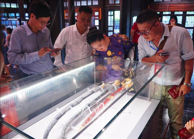     Triển lãm quy tụ 23 nhà sưu tập với hơn 100 hiện vật, bộ hiện vật độc đáo được chế tác dưới thời Nguyễn. Ảnh: Nguyên Lý - TTXVN.                             