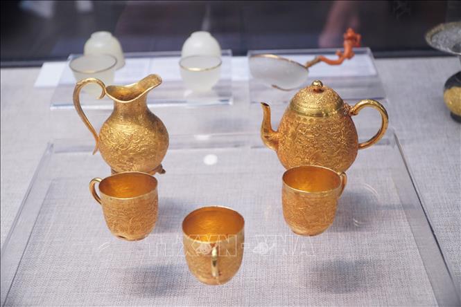 Triển lãm quy tụ 23 nhà sưu tập với hơn 100 hiện vật, bộ hiện vật độc đáo được chế tác dưới thời Nguyễn. Ảnh: Nguyên Lý - TTXVN.  