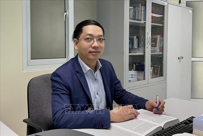 Tiến sĩ Lý Đại Hùng, Viện Kinh tế Việt Nam và Thế giới (Viện Hàn lâm Khoa học xã hội Việt Nam) đề xuất bài toán đánh đổi giữa tốc độ tăng trưởng và mức độ tự chủ trong điều hành chính sách tiền tệ. Ảnh: Thanh Hương - TTXVN

