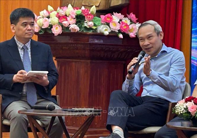 Ông Phan Đức Hiếu, Ủy viên Ủy ban Kinh tế và Tài chính của Quốc hội (ngồi giữa) cho rằng, quyết tâm thực hiện mục tiêu tăng trưởng đã được Chính phủ và Quốc hội cụ thể hóa bằng nhiều nghị quyết và giải pháp điều hành. Ảnh: Thanh Hương - TTXVN