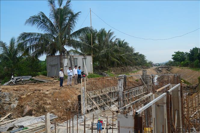 Tuyến kênh Đông Quang (gồm các kênh nhánh N1, N2) đoạn qua xã Lĩnh Toại đang được khẩn trương nâng cấp, gia cố. Ảnh: Hoa Mai - TTXVN