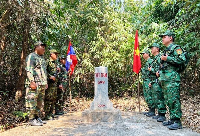 Hoạt động tuần tra song phương giữa Đồn Biên phòng Hướng Phùng và lực lượng chức năng nước bạn Lào. Ảnh: TTXVN phát