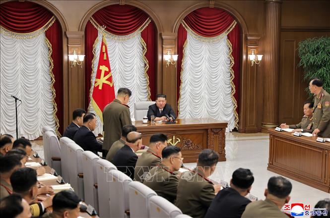 Nhà lãnh đạo Triều Tiên Kim Jong Un chủ trì Hội nghị mở rộng lần thứ nhất của Quân ủy Trung ương khóa IX tại Bình Nhưỡng ngày 9/7/2026. Ảnh: Yonhap/TTXVN phát
