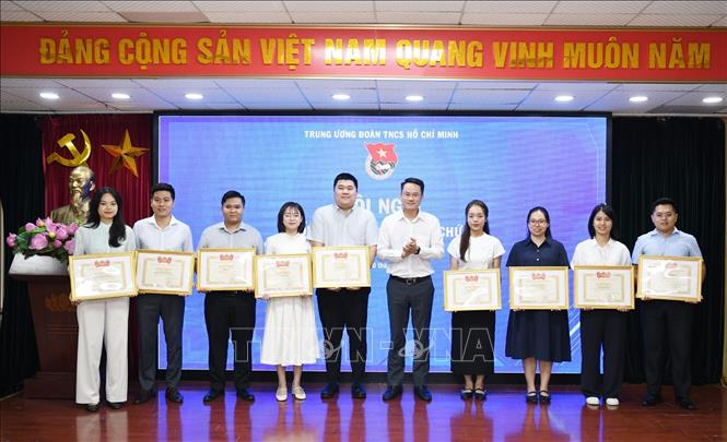 Bí thư Trung ương Đoàn Nguyễn Kim Quy trao Bằng khen cho các cá nhân đã có thành tích trong công tác tổ chức Đại hội Đoàn toàn quốc lần thứ XIII. Ảnh: Minh Đức – TTXVN

