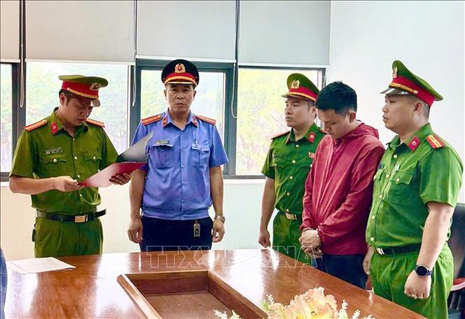 Cơ quan Cảnh sát điều tra Công an tỉnh Quảng Trị đọc lệnh khởi tố bị can, thi hành lệnh bắt tạm giam đối với Lê Văn Thành (32 tuổi, trú thôn Tây Chín, xã Lao Bảo, tỉnh Quảng Trị) để điều tra về hành vi 