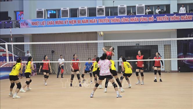 ​Trận giao lưu bóng chuyền nữ giữa đội tuyển Công ty cổ phần Than Vàng Danh và Công ty Than Nam Mẫu ngay sau Lễ khai mạc. Ảnh: Thanh Vân- TTXVN