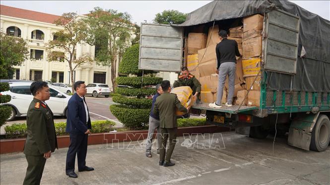 Lực lượng An ninh Công an tỉnh Quảng Trị triệt phá Chuyên án NC925, phát hiện đường dây nhập lậu hơn 25 tấn mỹ phẩm giả từ Trung Quốc, tiêu thụ chủ yếu qua các nền tảng số. Ảnh: Nguyên Linh - TTXVN