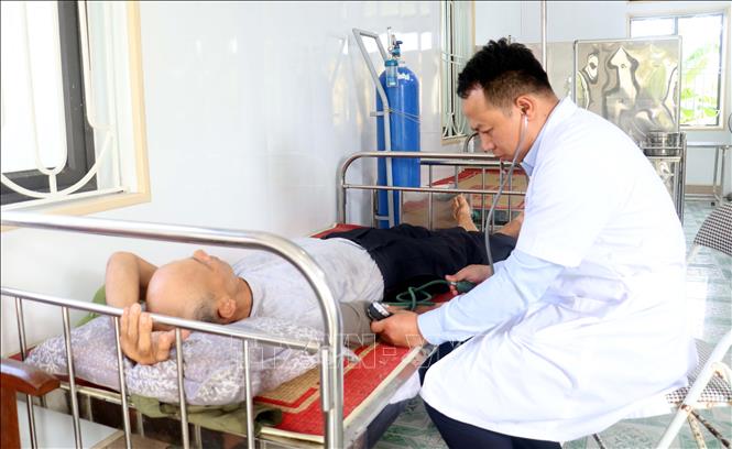 Người dân khám, điều trị bệnh tại Trạm y tế xã Thư Vũ, tỉnh Hưng Yên. Ảnh: Nguyễn Công Hải – TTXVN
