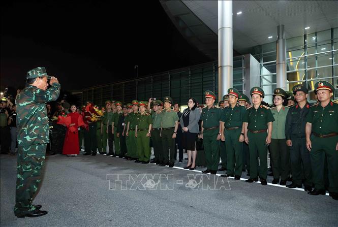 Lãnh đạo Bộ Quốc phòng và lãnh đạo Bộ Công an đón Đoàn cứu nạn, cứu hộ Việt Nam. Ảnh: An Đăng - TTXVN