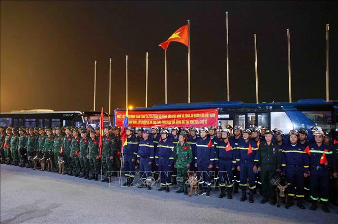 Lực lượng cứu hộ, cứu nạn của Quân đội nhân dân Việt Nam và Công an nhân dân Việt Nam về đến Hà Nội hoàn thành sứ mệnh hỗ trợ Venezuela khắc phục hậu quả trận động đất. Ảnh: Phạm Kiên - TTXVN