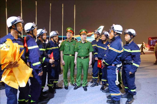 Lãnh đạo Công an thành phố Hà Nội thăm hỏi cán bộ, chiến sĩ hoàn thành sứ mệnh hỗ trợ Venezuela khắc phục hậu quả trận động đất. Ảnh: Phạm Kiên - TTXVN