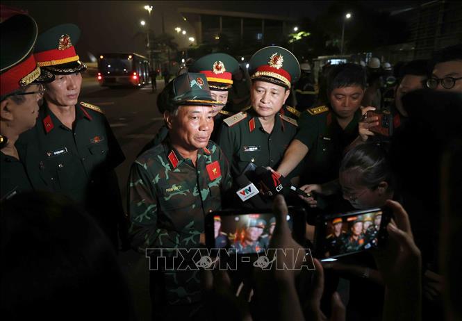 Thiếu tướng Phạm Văn Tỵ, Phó Cục trưởng Cục Cứu hộ - Cứu nạn (Bộ Tổng Tham mưu Quân đội nhân dân Việt Nam), Trưởng đoàn công tác trả lời phỏng vẫn các cơ quan báo chí. Ảnh: An Đăng - TTXVN