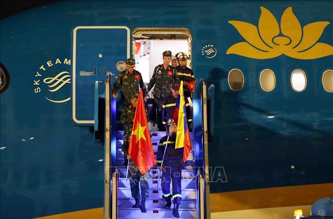Lực lượng cứu hộ, cứu nạn của Quân đội nhân dân Việt Nam và Công an nhân dân Việt Nam về đến Hà Nội hoàn thành sứ mệnh hỗ trợ Venezuela khắc phục hậu quả trận động đất. Ảnh: Phạm Kiên - TTXVN