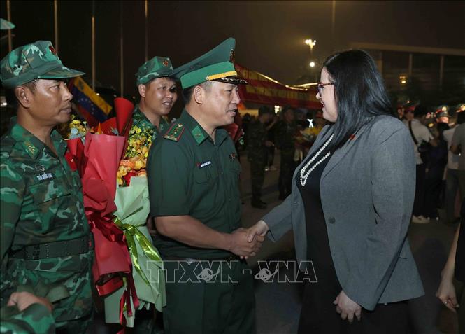 Đại biện lâm thời Venezuela tại Việt Nam Estela del Valle Quijada Suárezchúc mừng các thành viên trong đoàn cứu nạn, cứu hộ Việt Nam trở về. Ảnh: An Đăng - TTXVN