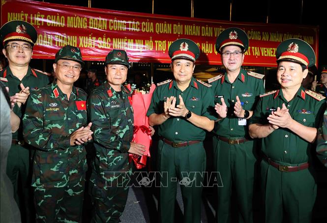 Thượng tướng Phùng Sĩ Tấn, Phó Tổng Tham mưu trưởng Quân đội nhân dân Việt Nam chúc mùng các thanh viên trong đoàn trở về. Ảnh: An Đăng - TTXVN