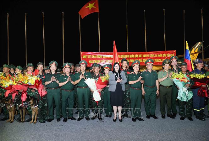 Lãnh đạo Bộ Quốc phòng và lãnh đạo Bộ Công an đón Đoàn cứu nạn, cứu hộ Việt Nam. Ảnh: An Đăng - TTXVN