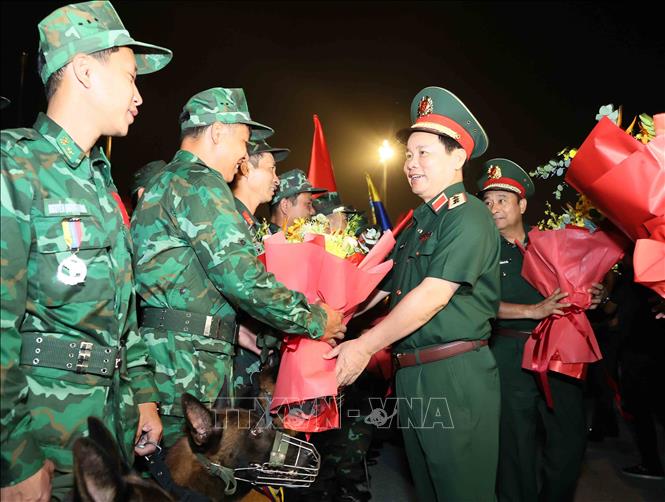 Lãnh đạo Bộ Quốc phòng tặng hoa chúc mừng đoàn. Ảnh: An Đăng - TTXVN
