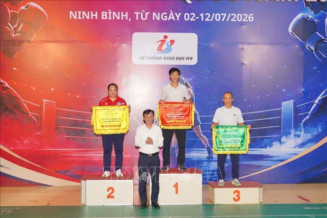 Ban tổ chức trao cờ cho đoàn thể thao đoạt giải Nhất toàn đoàn nữ. Ảnh: Công Luật - TTXVN