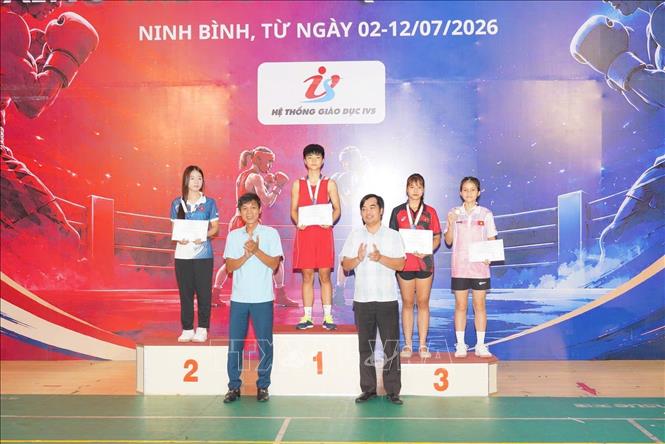 Ban tổ chức trao huy chương cho các vận động viên. Ảnh: Công Luật - TTXVN