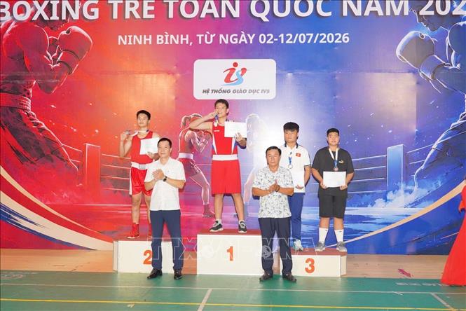 Ban tổ chức trao huy chương cho các vận động viên. Ảnh: Công Luật - TTXVN