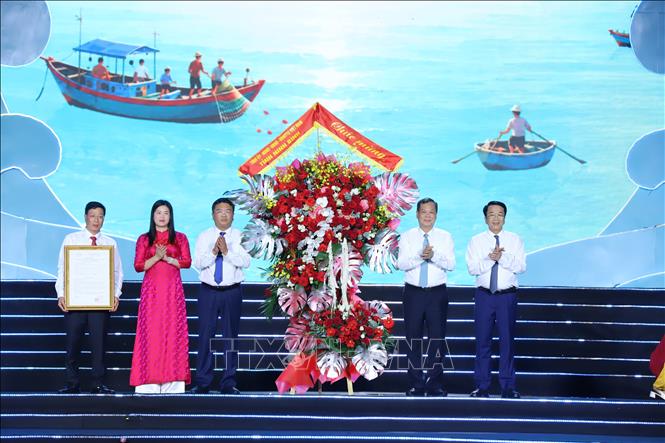 Thường trực Tỉnh uỷ Ninh Bình tặng hoa chúc mừng xã Giao Ninh. Ảnh: Công Luật - TTXVN 