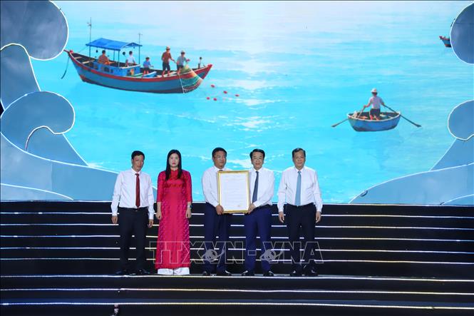Lãnh đạo tỉnh Ninh Bình trao quyết định tên Khu du lịch Giao Ninh. Ảnh: Công Luật - TTXVN 
