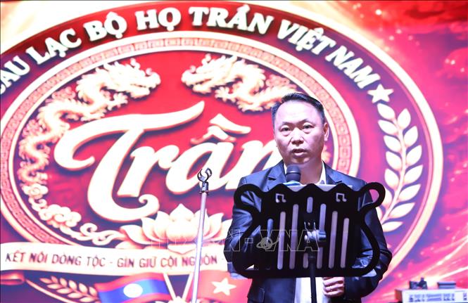 Phó Chủ tịch Câu lạc bộ Họ Trần Việt Nam tại Lào Trần Văn Năng báo cáo phương hướng hành động của Câu lạc bộ. Ảnh: Xuân Tú - PV TTXVN tại Lào