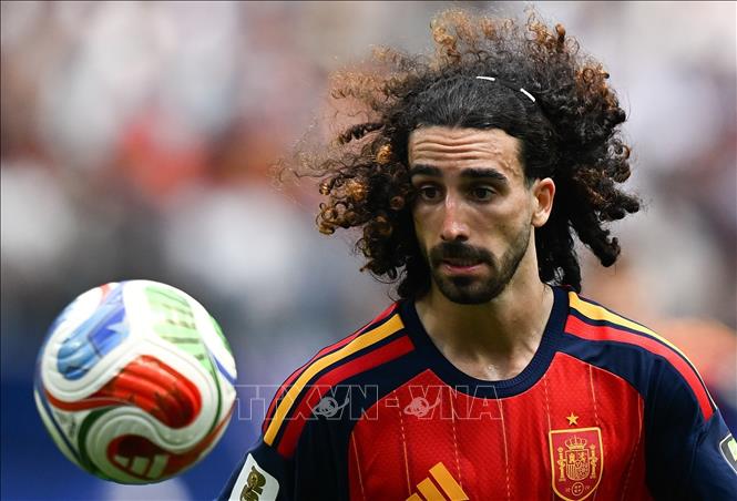 Hậu vệ Marc Cucurella của Tây Ban Nha khống chế bóng trong trận gặp tuyển Bỉ. Ảnh: THX/TTXVN phát