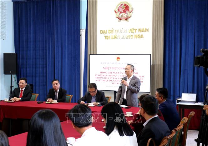 Tham tán Thương mại, Trưởng đại diện Thương vụ Việt Nam tại Liên bang Nga Dương Hoàng Minh phát biểu tại buổi làm việc với Đoàn công tác tỉnh Quảng Ninh. Ảnh: Văn Hiếu - PV TTXVN tại Nga