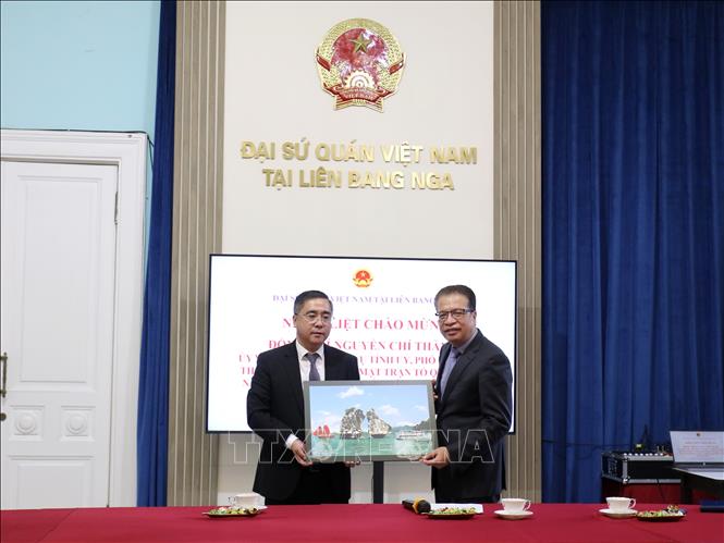 Phó Chủ tịch thường trực Ủy ban Mặt trận Tổ Quốc tỉnh Quảng Ninh Nguyễn Chí Thành tặng quà lưu niệm Đại sứ Đặng Minh Khôi. Ảnh: Văn Hiếu - PV TTXVN tại Nga