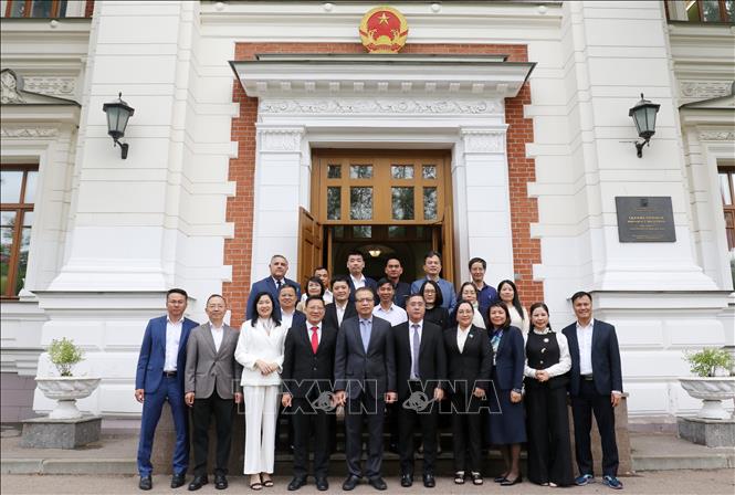 Đoàn công tác tỉnh Quảng Ninh với Đại sứ Đặng Minh Khôi và cán bộ chủ chốt Đại sứ quán Việt Nam tại Nga. Ảnh: Văn Hiếu - PV TTXVN tại Nga