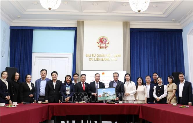 Đoàn công tác tỉnh Quảng Ninh với Đại sứ Đặng Minh Khôi và cán bộ chủ chốt Đại sứ quán Việt Nam tại Nga. Ảnh: Văn Hiếu - PV TTXVN tại Nga