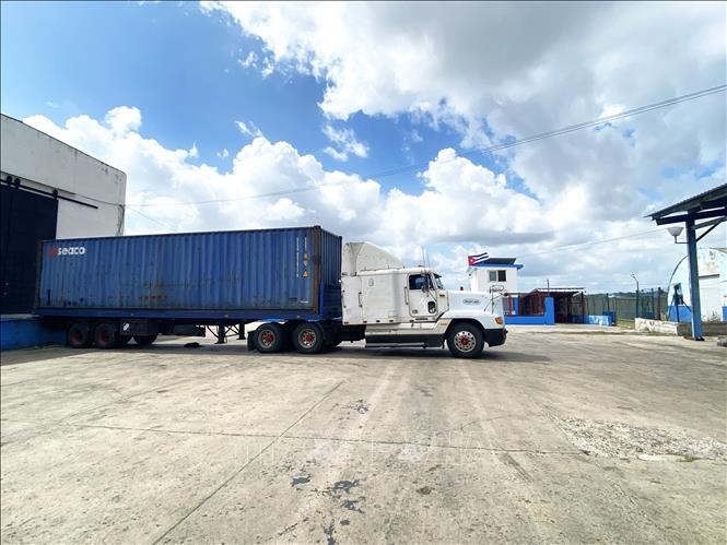 Xe container vào dỡ hàng tại một kho cảng ở La Habana (Cuba), ngày 10/4/2026. Ảnh: Ngọc Duy - PV TTXVN tại Cuba