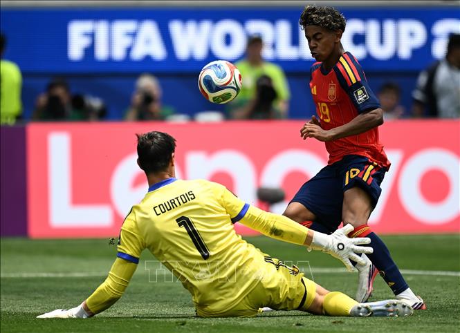 Thủ môn Tây Ban Nha Thibaut Courtois băng ra tranh chấp với tiền đạo Lamine Yamal của Bỉ. Courtois nhiều lần cứu thua trước sức ép liên tục từ hàng công Tây Ban Nha. Ảnh: THX/TTXVN phát