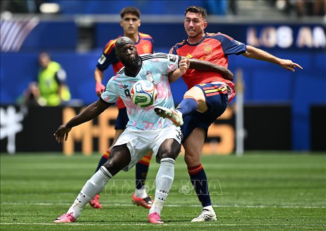 Tiền đạo tuyển Bỉ Romelu Lukaku (trái) nỗ lực tranh chấp bóng với tuyển thủ Tây Ban Nha. Chân sút chủ lực của Bỉ liên tục khuấy đảo hàng phòng ngự Tây Ban Nha những phút cuối trận đấu nhưng không thể giúp đội nhà giành quyền vào bán kết. Ảnh: THX/TTXVN phát