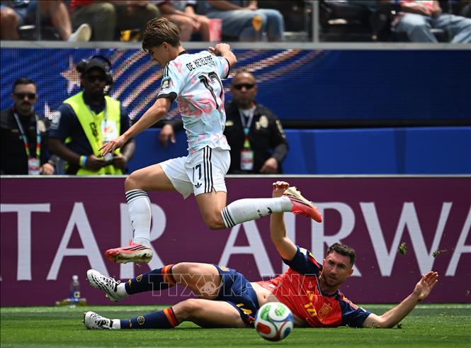 Pha tranh bóng giữa tiền vệ Charles De Ketelaere (phía trên) của Bỉ với hậu vệ Aymeric Laporte của Tây Ban Nha. Ảnh: THX/TTXVN phát