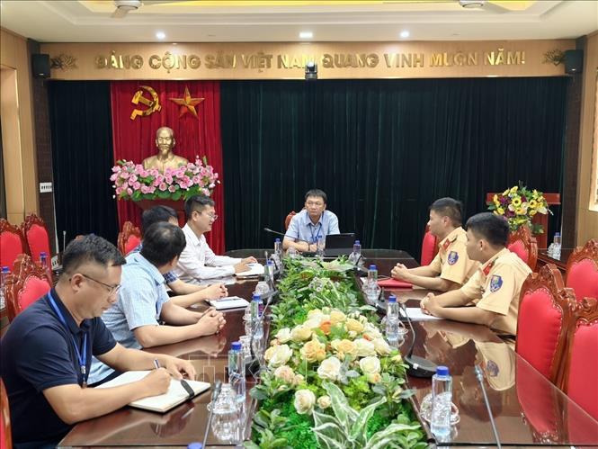 Đội Cảnh sát giao thông đường bộ số 15 (Phòng Cảnh sát giao thông Hà Nội) làm việc với chính quyền xã Phúc Thịnh về phương án tăng cường bảo đảm trật tự, an toàn và tổ chức phân luồng giao thông trên địa bàn. Ảnh: Trung Nguyên - TTXVN