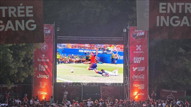 Khu fan zone Wolvendael chật ních người đến theo dõi đội tuyển Bỉ trong trận tứ kết gặp Tây Ban Nha, ngày 10/7. Ảnh: Lan Anh – PV TTXVN tại Vương quốc Bỉ