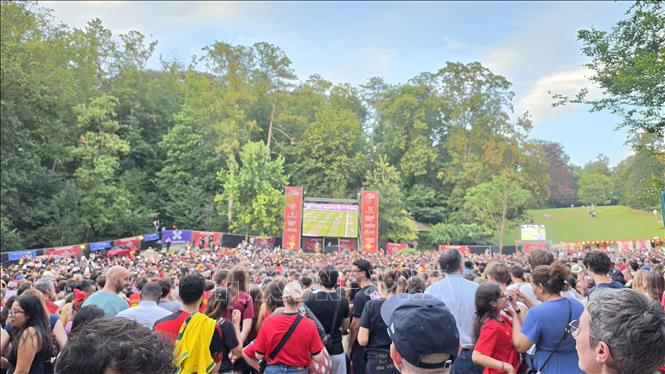 Cổ động viên Bỉ đổ về các khu fan zone để theo dõi đội tuyển trong trận tứ kết gặp đội tuyển Tây Ban Nha, ngày 10/7. Ảnh: Lan Anh – PV TTXVN tại Vương quốc Bỉ